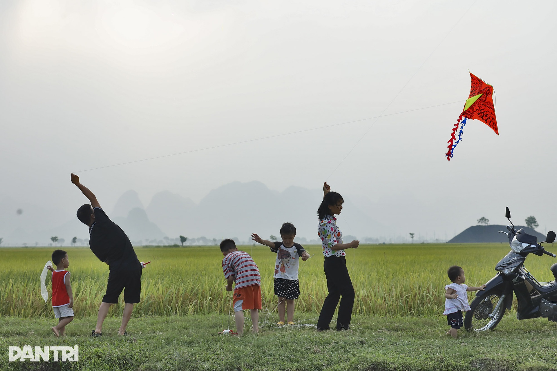 Những khoảnh khắc đời thường bình dị của các gia đình Việt - 1 Những khoảnh khắc đời thường bình dị của các gia đình Việt - 1