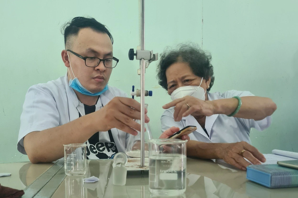 Nữ dược sĩ U80: Về hưu rồi học đại học để hoàn thành tâm nguyện của chồng - 3 Nữ dược sĩ U80: Về hưu rồi học đại học để hoàn thành tâm nguyện của chồng - 3