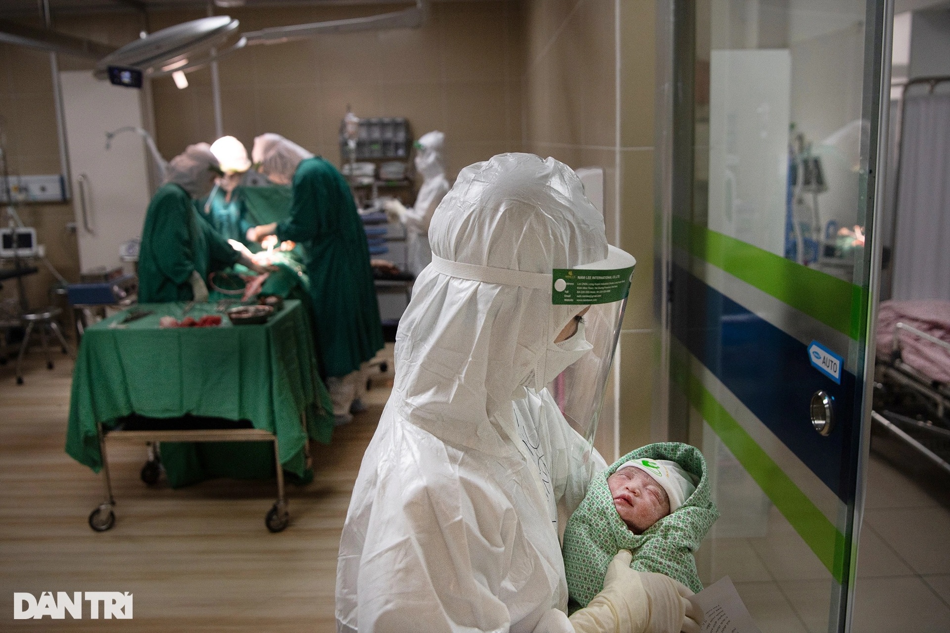 Khoảnh khắc sự sống nảy mầm giữa khu điều trị sản phụ F0 ở Hà Nội - 14 Khoảnh khắc sự sống nảy mầm giữa khu điều trị sản phụ F0 ở Hà Nội - 14