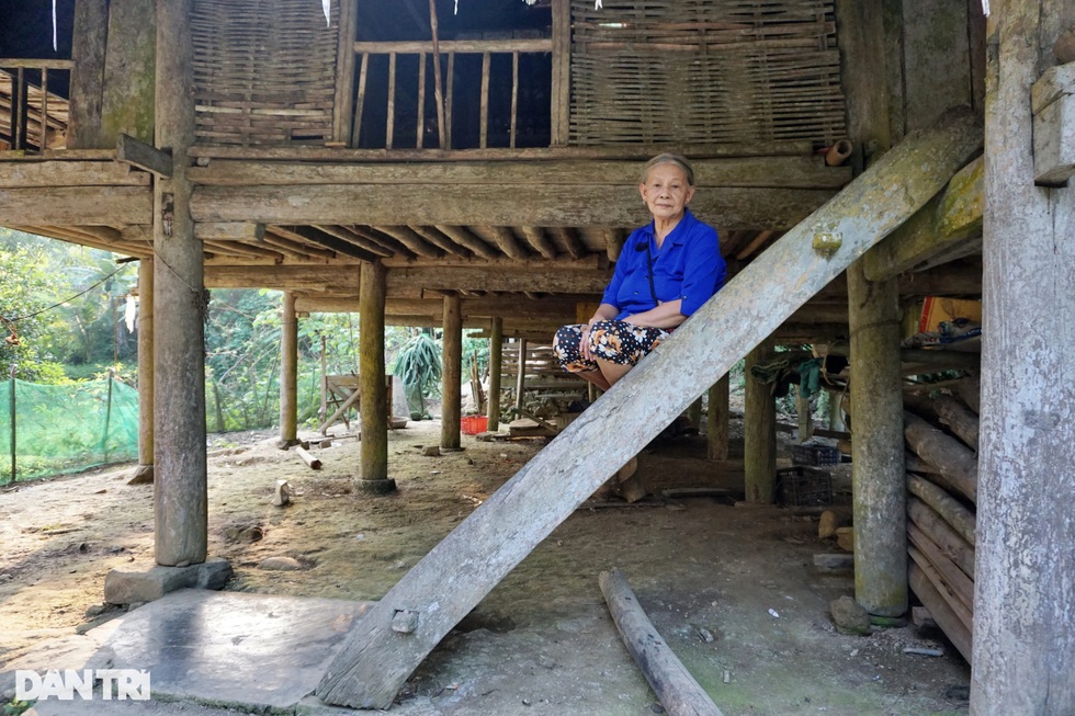 Bà cụ chăm chồng tai biến, con tâm thần: "Trời chưa thương đủ nên còn khổ"