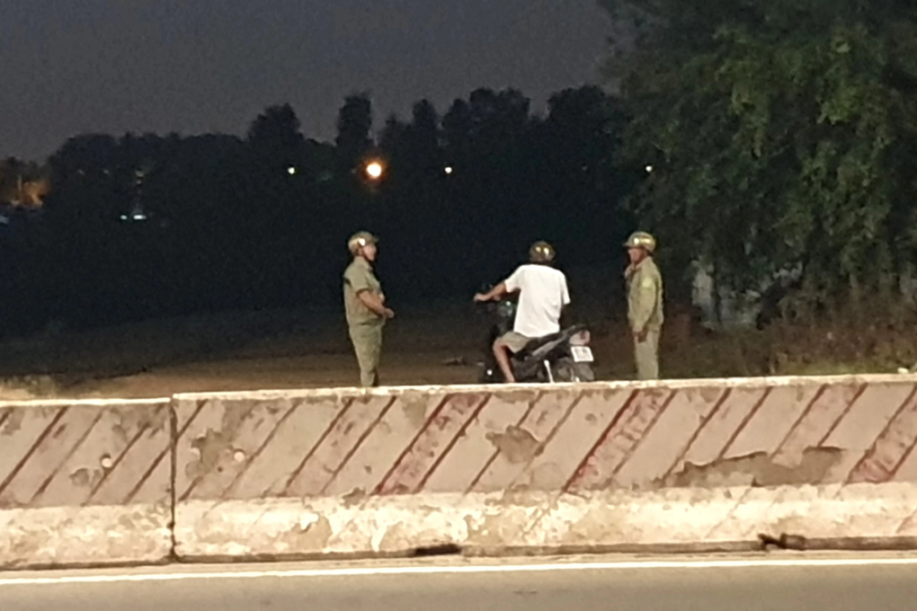 Thi thể người đàn ông bị cháy đen bên cạnh chiếc xe máy - 1 Thi thể người đàn ông bị cháy đen bên cạnh chiếc xe máy - 1