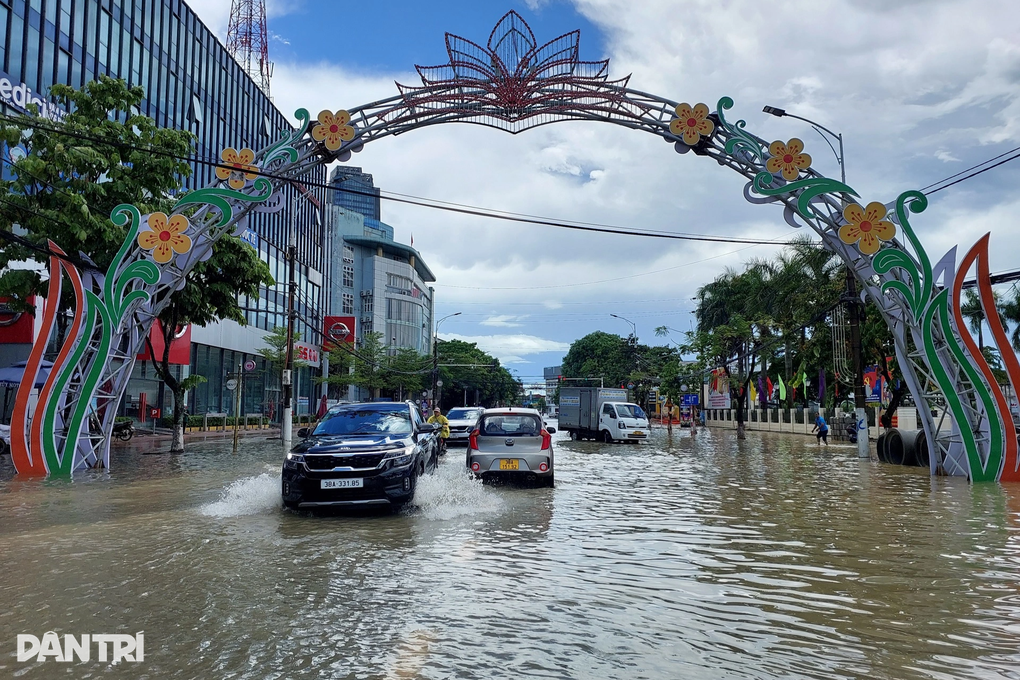 Mưa lớn suốt nhiều giờ, đường phố ở Hà Tĩnh ngập nặng - 3 Mưa lớn suốt nhiều giờ, đường phố ở Hà Tĩnh ngập nặng - 3