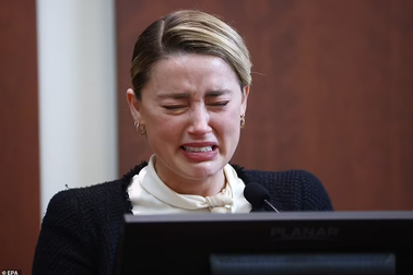 Bồi thẩm đoàn nhận xét về màn mếu máo của Amber Heard tại tòa