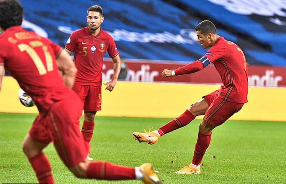 C.Ronaldo chói sáng ở tuổi 35: Gừng càng già càng cay - 3 C.Ronaldo chói sáng ở tuổi 35: Gừng càng già càng cay - 3