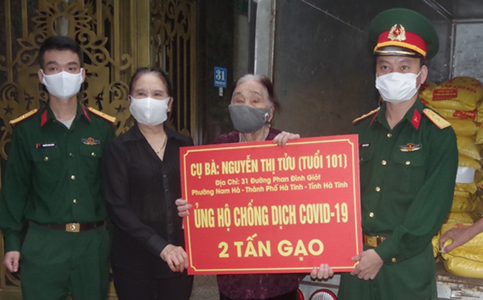 Trao Bằng khen cho cụ bà 101 tuổi ủng hộ 2 tấn gạo chống dịch - 2 Trao Bằng khen cho cụ bà 101 tuổi ủng hộ 2 tấn gạo chống dịch - 2