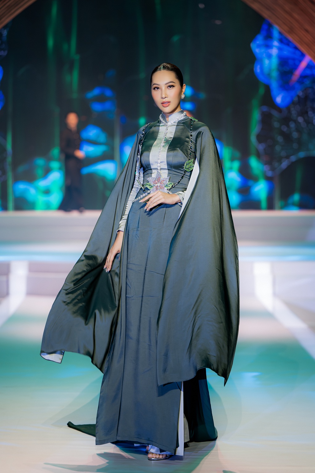 Siêu mẫu Minh Tú đẹp kiêu sa khi trình diễn áo dài - 2 Siêu mẫu Minh Tú đẹp kiêu sa khi trình diễn áo dài - 2