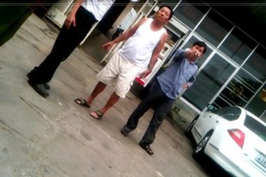 Chủ cây xăng giải vây xe dù, thóa mạ cảnh sát