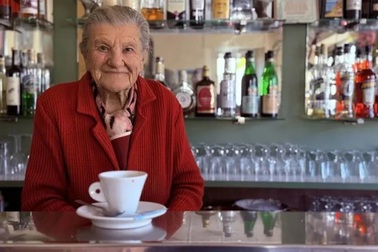 Cụ bà 100 tuổi vẫn bán cà phê, bí quyết sống thọ khiến người trẻ suy ngẫm