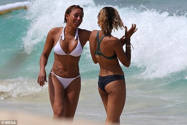 Giữa “sóng gió” ly dị, Mel B đi nghỉ cùng mẹ và con gái