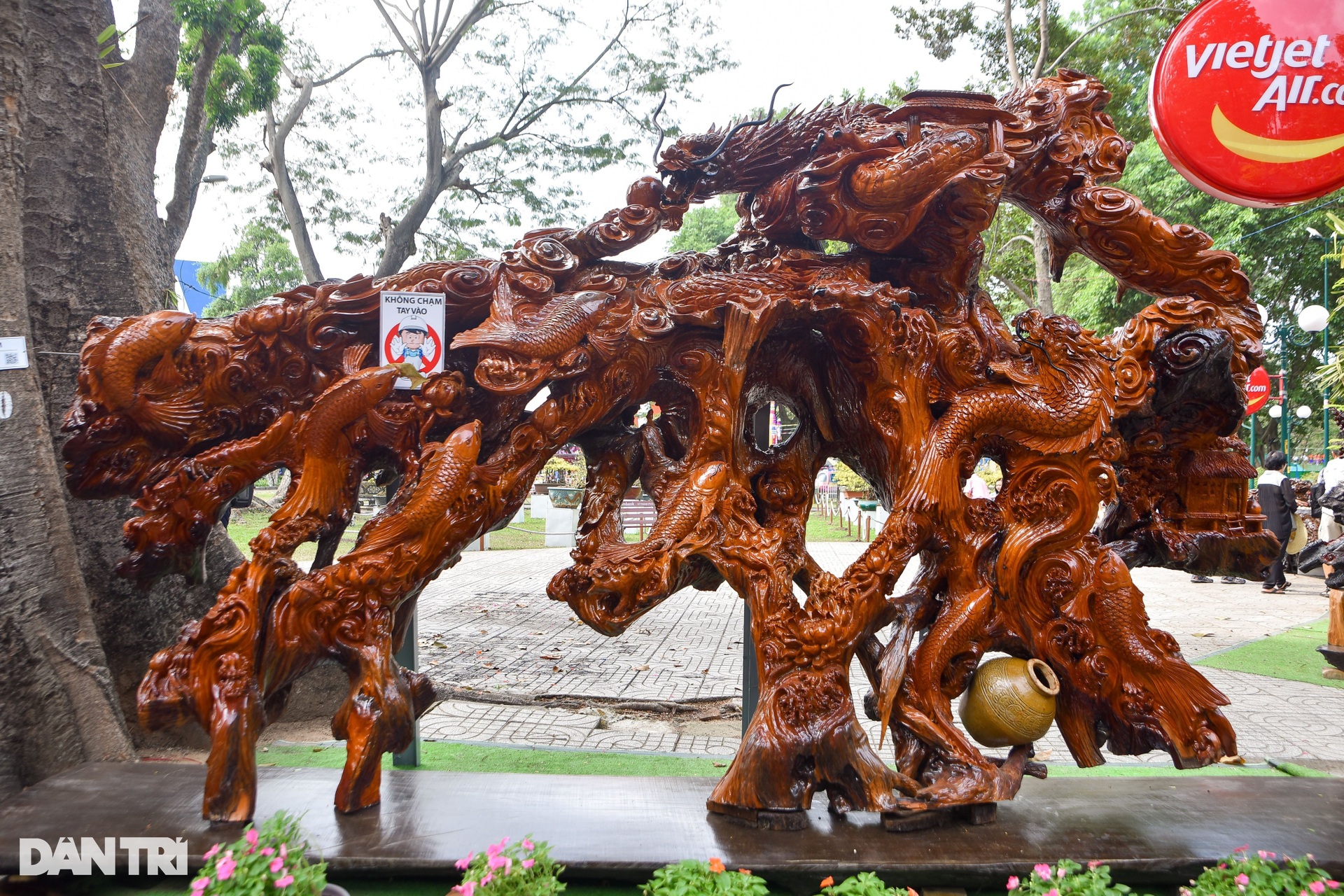 Choáng ngợp gỗ nguyên khối 4,5 tấn được điêu khắc hình rồng - 5 Choáng ngợp gỗ nguyên khối 4,5 tấn được điêu khắc hình rồng - 5