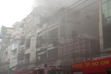 Cháy nhà giữa phố, hàng trăm người dân hoảng loạn