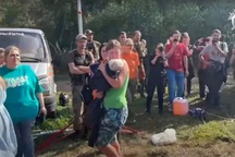 Bé gái gần 2 tuổi sống sót kỳ diệu sau 3 ngày lạc trong rừng nhiều thú dữ