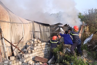 Hà Nội: Cháy dữ dội, ô tô và nhiều xe máy bị thiêu rụi