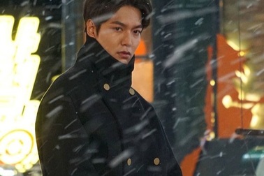 Lee Min Ho hút fan khi cưỡi ngựa trên đường phố