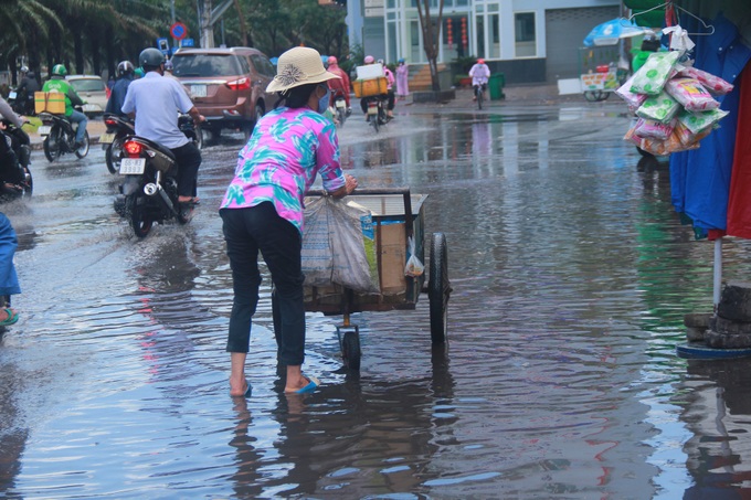 Người Sài Gòn trở tay không kịp, ướt sũng chạy mưa sau nhiều tháng nắng gắt - Ảnh 14. Người Sài Gòn trở tay không kịp, ướt sũng chạy mưa sau nhiều tháng nắng gắt - Ảnh 14.