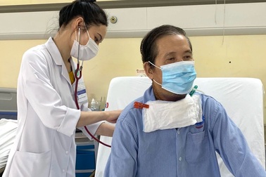 Phát hiện ung thư hạ họng giai đoạn cuối sau 2 tháng ho, sút cân nhanh