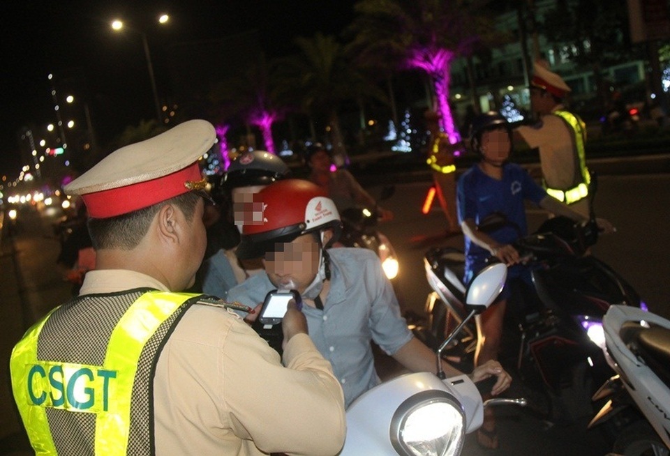 Uống 1 lon bia thay trà đá, chạy xe máy, bị phạt 2,5 triệu đồng, tước bằng lái 11 tháng - 1 Uống 1 lon bia thay trà đá, chạy xe máy, bị phạt 2,5 triệu đồng, tước bằng lái 11 tháng - 1