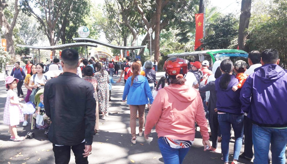 Suối Tiên, Thảo Cầm viên quá tải ngày mùng 2 Tết - 7 Suối Tiên, Thảo Cầm viên quá tải ngày mùng 2 Tết - 7