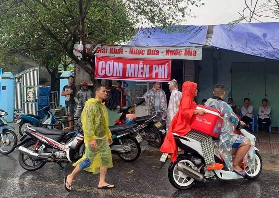 Người dân và CSGT phát đồ ăn cho tài xế, hành khách mắc kẹt trên Quốc lộ 1 - 9 Người dân và CSGT phát đồ ăn cho tài xế, hành khách mắc kẹt trên Quốc lộ 1 - 9