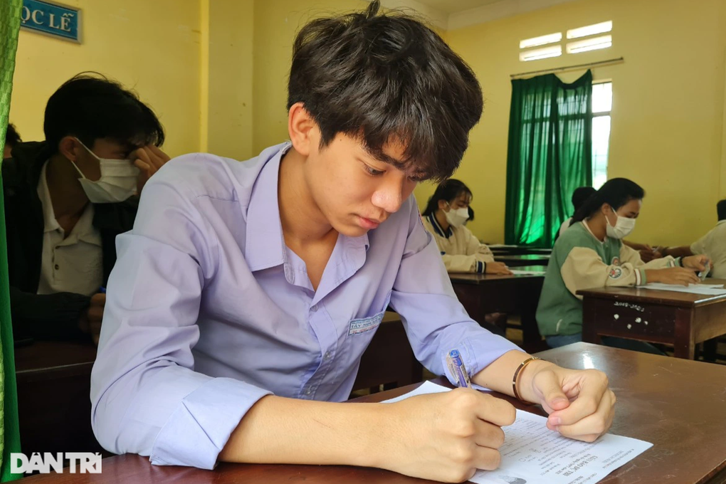 Sáng nay, gần 1 triệu thí sinh bước vào môn thi đầu tiên Ngữ Văn - 11 Sáng nay, gần 1 triệu thí sinh bước vào môn thi đầu tiên Ngữ Văn - 11