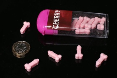 Bà mẹ tức giận khi cửa hàng kẹo bán kẹo hình “của quý” cho 2 cô con gái