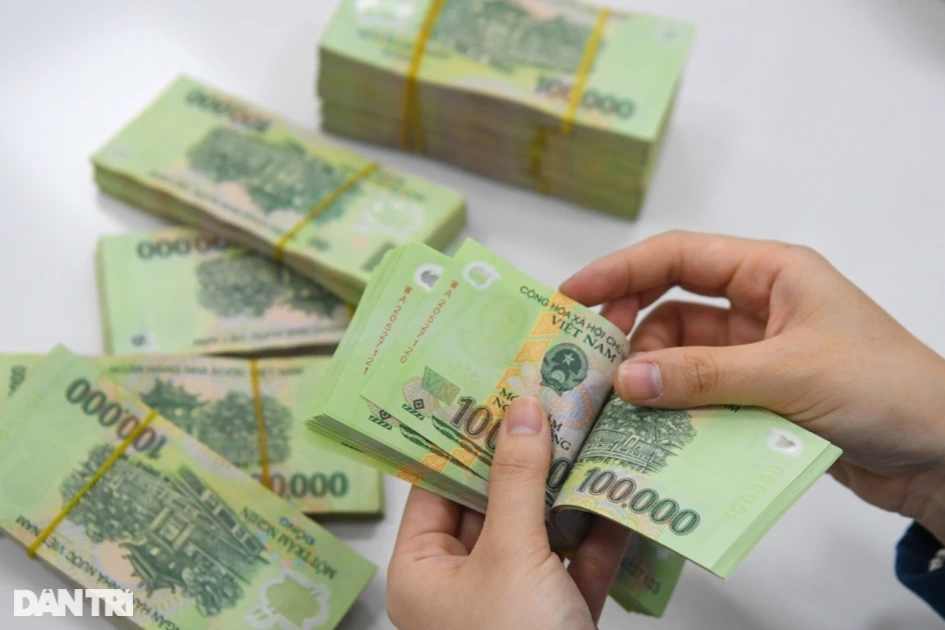إيداع الأموال في البنك، والاستلقاء وكسب مليارات الدونغ في شكل فوائد كل يوم - 1 Mang tiền đi gửi ngân hàng, nằm không cũng thu lãi hàng tỷ đồng mỗi ngày - 1