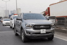 Xe cứu thương hú còi inh ỏi, ô tô bán tải vẫn "lững thững" bò trên đường