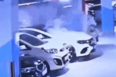 Cháy xe điện Mercedes trong tầng hầm chung cư làm hàng chục người bị thương