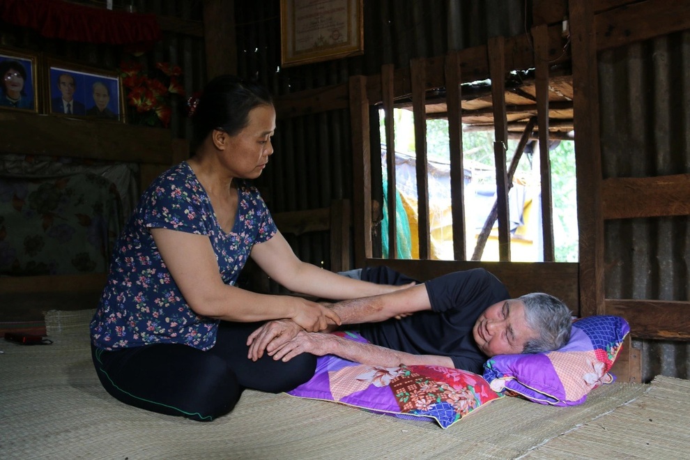Xót xa cảnh vợ chồng cựu binh ở vùng biên giới, trong nhà chỉ có hũ dưa - 3 Xót xa cảnh vợ chồng cựu binh ở vùng biên giới, trong nhà chỉ có hũ dưa - 3