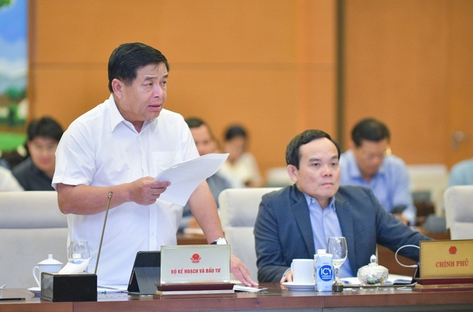Bộ trưởng Bộ KH và ĐT Nguyễn Chí Dũng trình bày Tờ trình của Chính phủ
