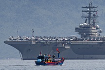 Cận cảnh tàu sân bay Mỹ USS Ronald Reagan vào vịnh Đà Nẵng
