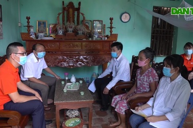 Nữ sinh mồ côi cha được bạn đọc "viết tiếp giấc mơ đại học"