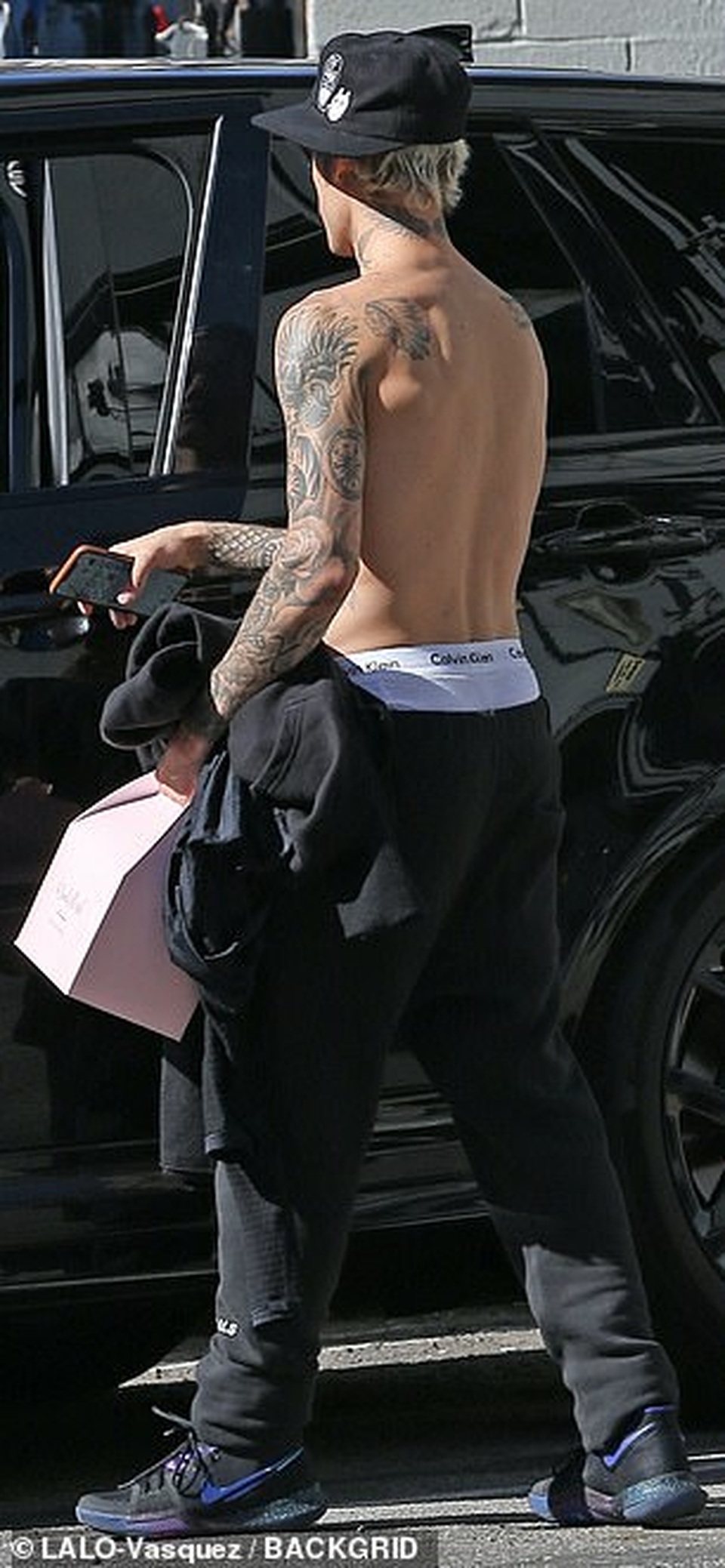 Justin Bieber cởi trần khoe loạt hình xăm - 3 Justin Bieber cởi trần khoe loạt hình xăm - 3