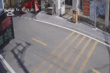 Bất cẩn khi đi vào ngã tư, ô tô con bị xe tải đâm toác đầu