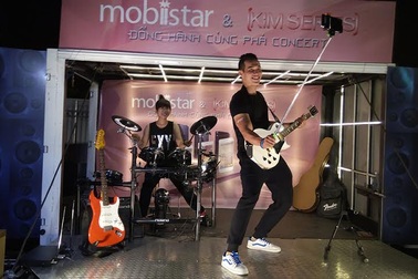 Sau "chở rock đến trường", Phạm Anh Khoa kéo "bão rock" tới sân vận động
