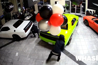 Trộm đột nhập đại lý ô tô, lấy cắp 6 chiếc xe trong chưa đầy 1 phút