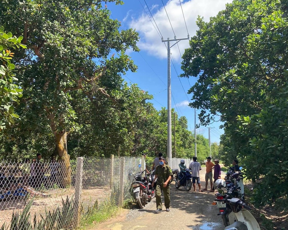 Hàng trăm người tìm kiếm bé trai 4 tuổi mất tích gần núi Chứa Chan - 1