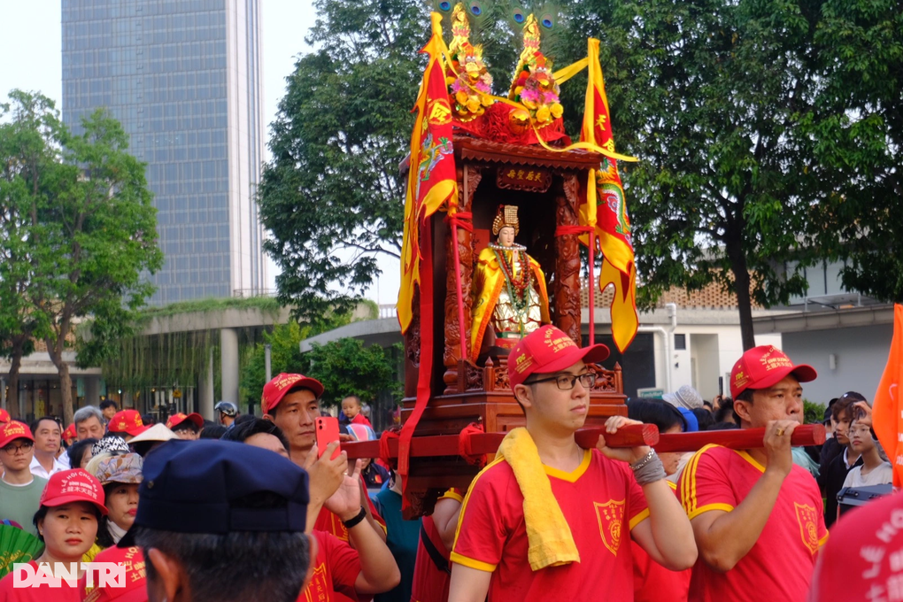 Hàng nghìn người đứng kín hai bên đường xem rước kiệu Bà ở Bình Dương - 4 Hàng nghìn người đứng kín hai bên đường xem rước kiệu Bà ở Bình Dương - 4
