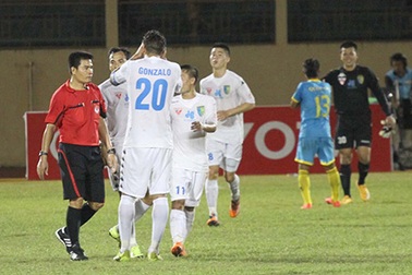 HLV Phạm Minh Đức: “Văn Quyết không cố ý đẩy ngã trọng tài”