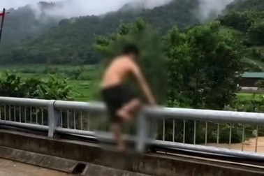 Người đàn ông nghi say rượu nhảy xuống dòng suối chảy xiết