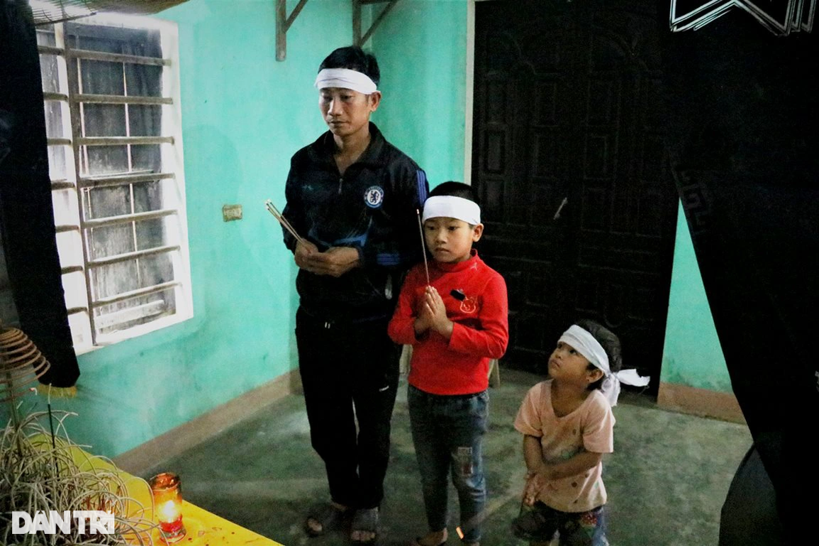 Sau tai nạn nghiệt ngã, 2 con thơ nức nở chạy quanh bàn thờ tìm mẹ - 2 Sau tai nạn nghiệt ngã, 2 con thơ nức nở chạy quanh bàn thờ tìm mẹ - 2