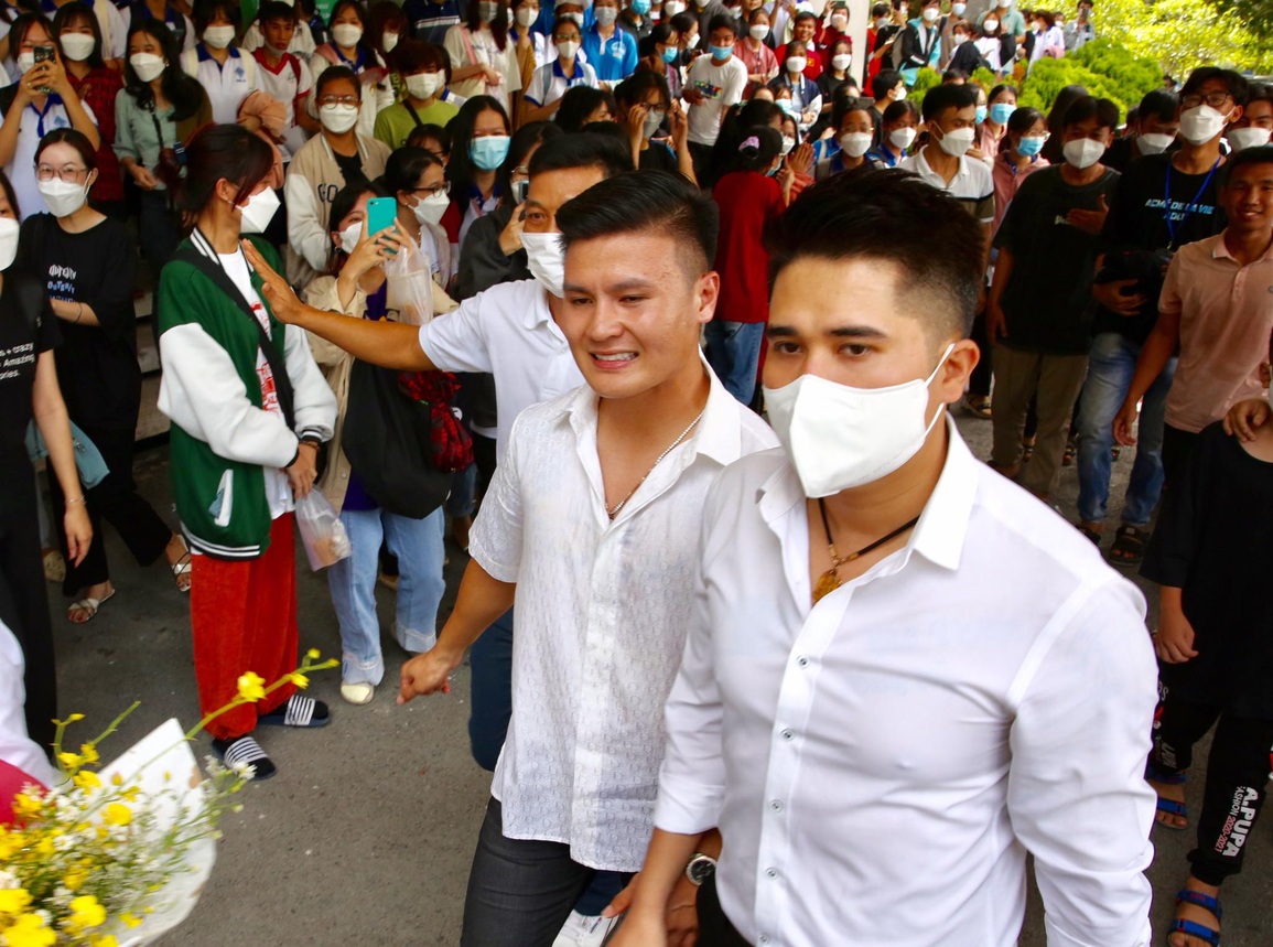 Hàng vạn khán giả Cần Thơ hào hứng xem Quang Hải đá bóng ở đất Tây Đô - 3