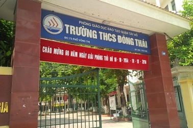 Mặc đồng phục không đúng quy định, học sinh bị đánh vào mông