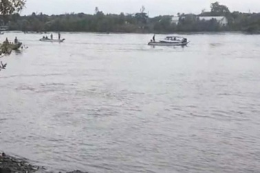 Chìm vỏ lãi trên sông, giáo viên tiểu học tử vong