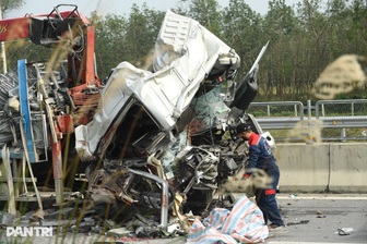 Hiện trường vụ tai nạn trên cao tốc Bùng - Vạn Ninh làm 5 người thương vong