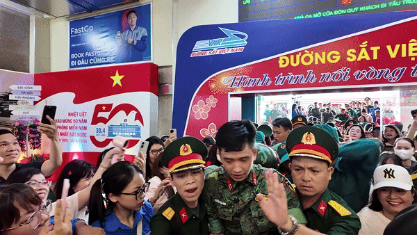 Thượng uý Lê Hoàng Hiệp bị “vây” như sao: Cuồng thần tượng lệch chuẩn? - 1