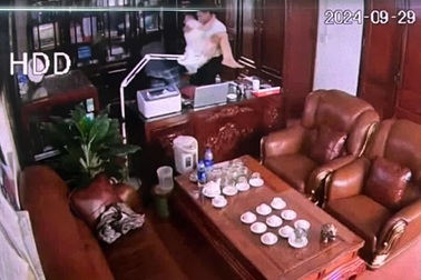 Xác minh clip người đàn ông thân mật với nhiều phụ nữ tại phòng làm việc