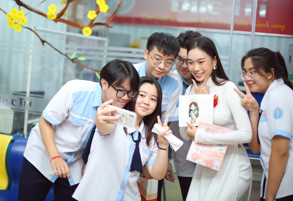 Hoa hậu Ban Mai xúc động về thăm trường và cô giáo chủ nhiệm cũ - 3 Hoa hậu Ban Mai xúc động về thăm trường và cô giáo chủ nhiệm cũ - 3