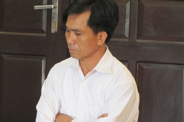 Cán bộ xã giao cấu với trẻ em