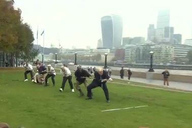 Thị trưởng London "phùng mang, trợn má" chơi kéo co